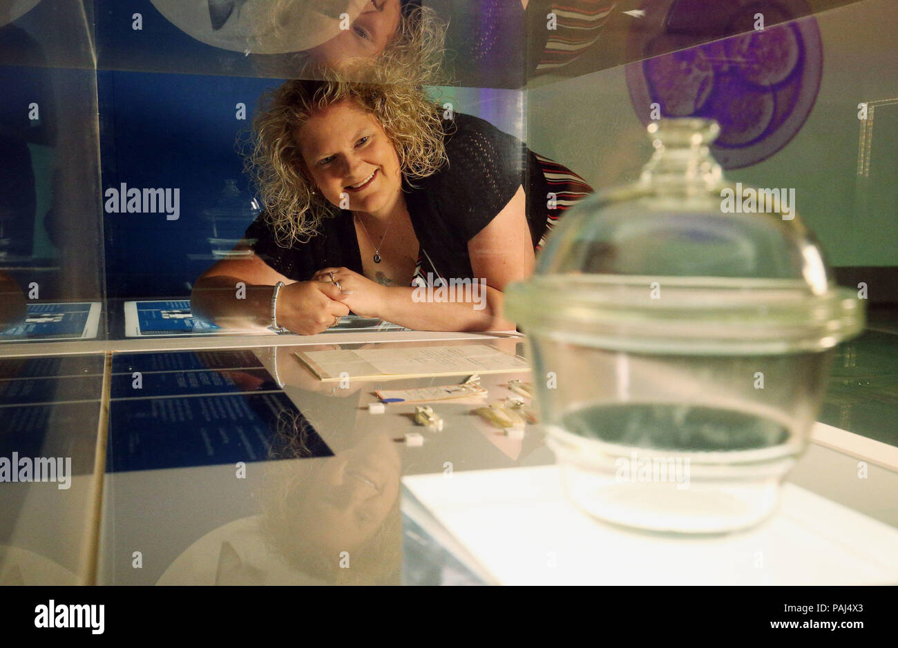 Louise Brown, erste Retortenbaby der Welt, schaut auf den Exsikkator, in der Sie nach der Teilnahme an einer Pressekonferenz im Science Museum, London erstellt wurde, ist der 40. Jahrestag der IVF am Mittwoch zu markieren. Stockfoto