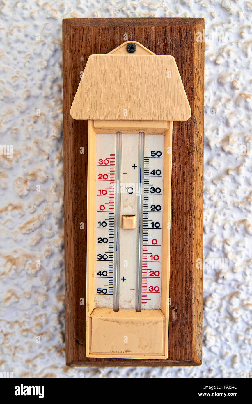 Außenthermometer mit Celsius und Fahrenheit Grad an der Wand Stockfoto