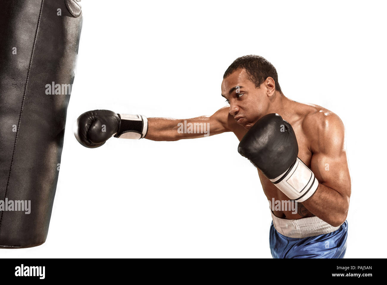 Sportliche Mann beim Boxen Übung machen. Foto der Boxer auf weißem Hintergrund Stockfoto