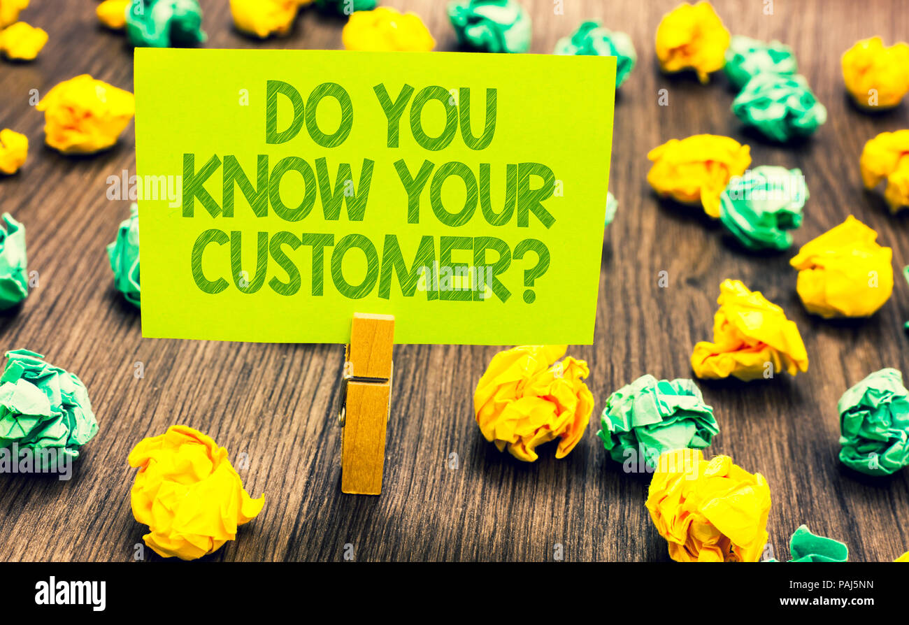 Handschrift text Kennen Sie Ihre Kunden. Konzept Bedeutung Rechnung Kunde mag Stellungnahme Büroklammer behalten geschriebenen Worte gelb Pape Stockfoto