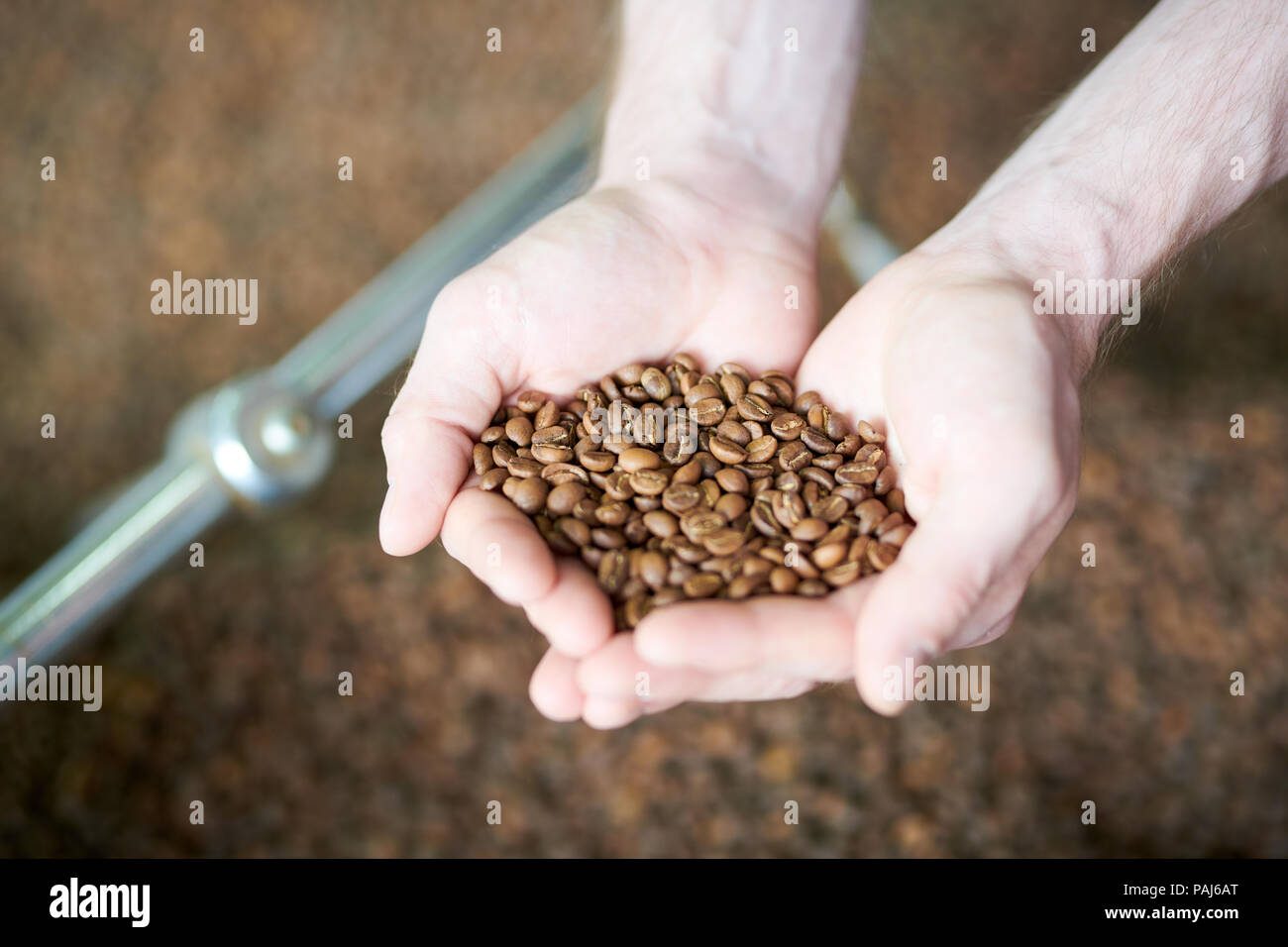 Handvoll geröstete Kaffeebohnen Stockfoto