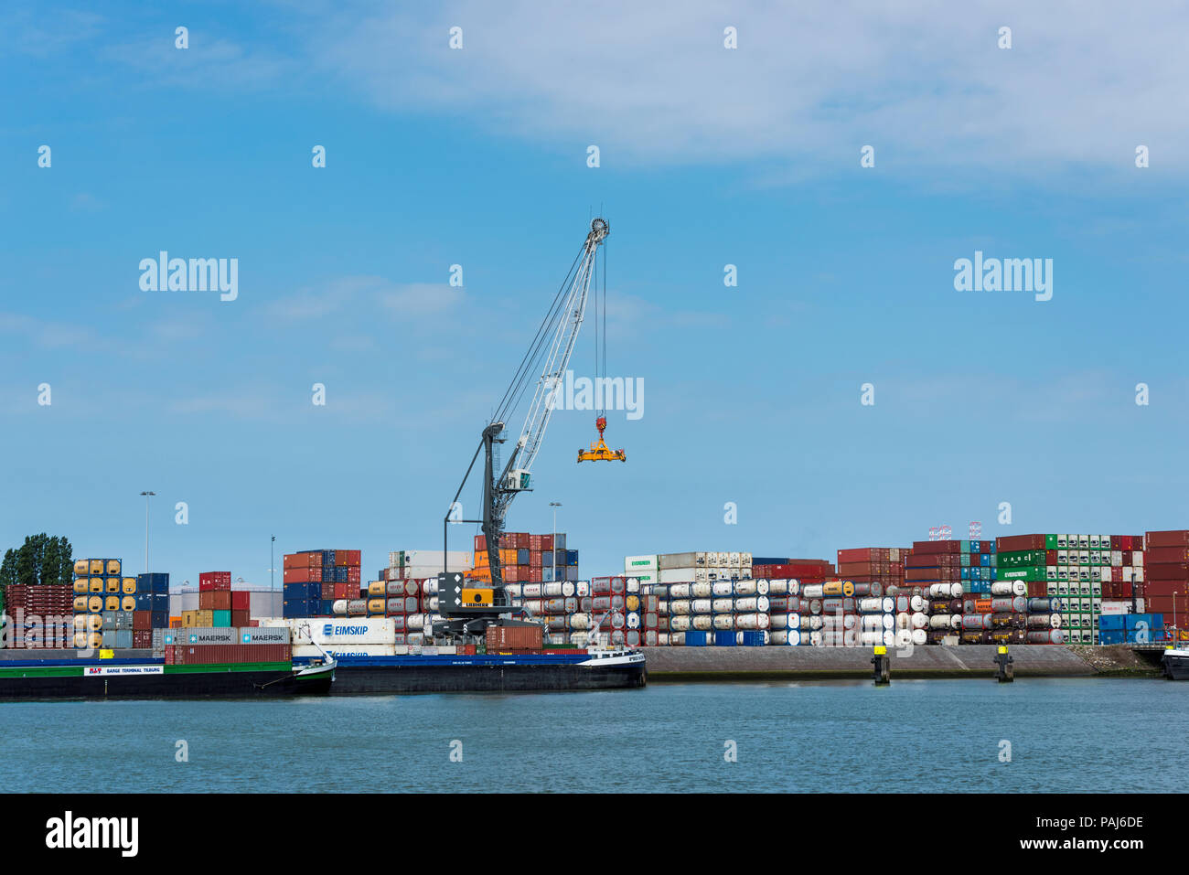 Rotterdam, Holland, 17-Juli-2018, Kran ist entladen Schiff mit contaiers im Rotterdamer Hafen Rotterdam ist einer der größten Häfen in Europa Stockfoto