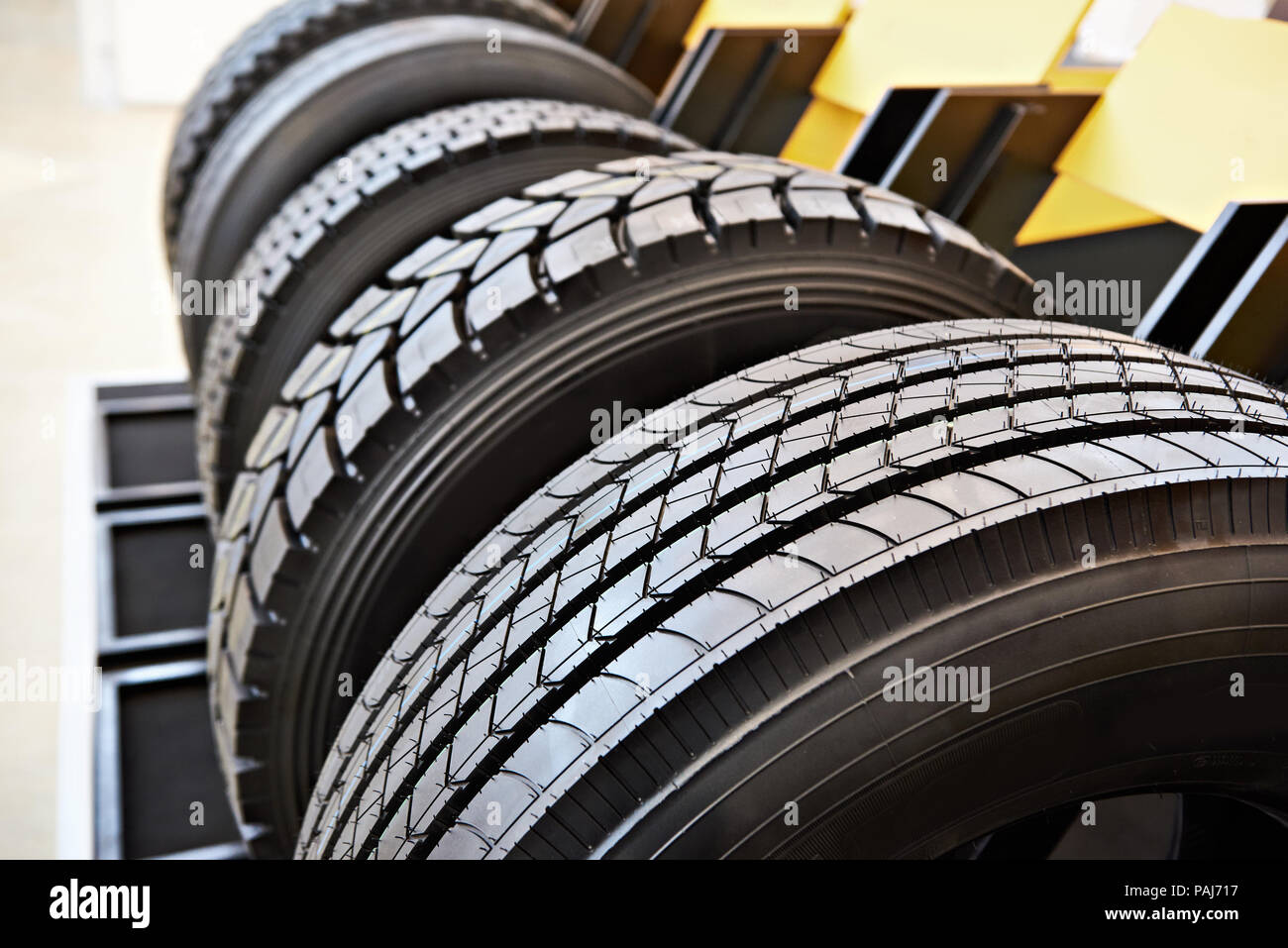 Reifenprofil auf einer Schubkarre Reifen Lkw im Store Stockfoto
