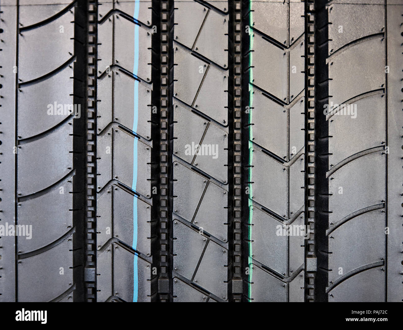 Reifenprofil auf einer Schubkarre LKW-Reifen Stockfoto