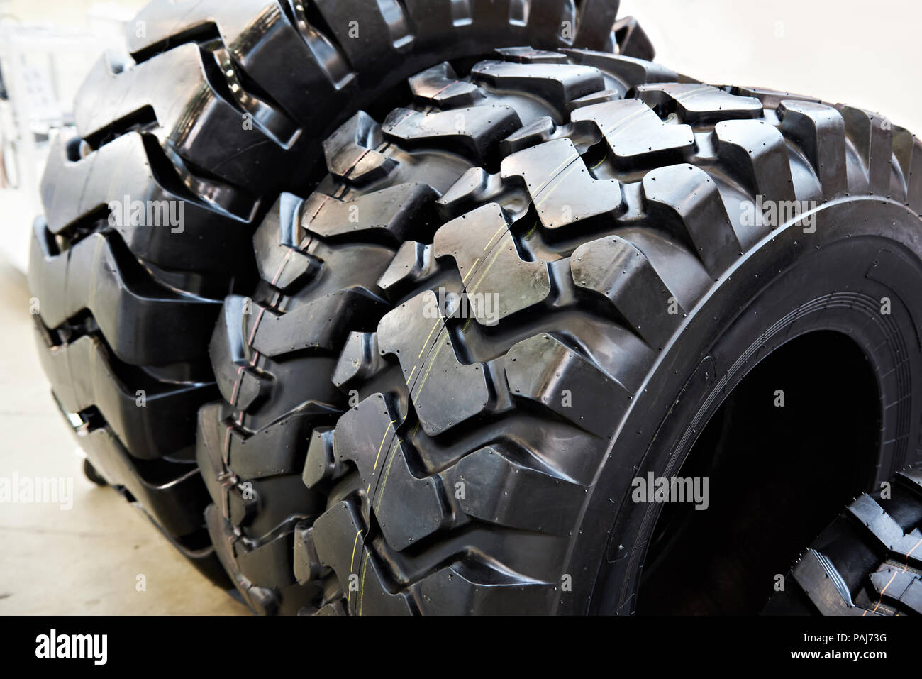 Reifen mit unterschiedlichen Größen für Traktoren, die in der STORE Stockfoto