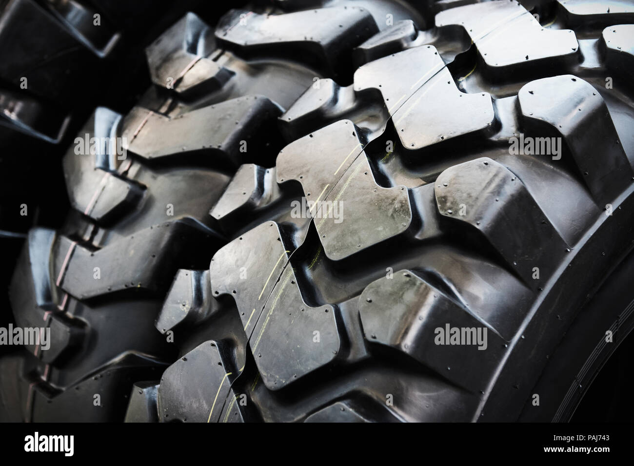 Reifen mit unterschiedlichen Größen für Traktoren, die in der STORE Stockfoto