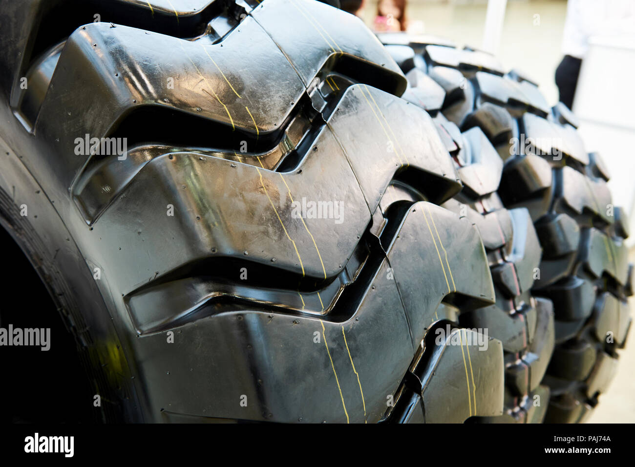 Reifen mit unterschiedlichen Größen für Traktoren, die in der STORE Stockfoto