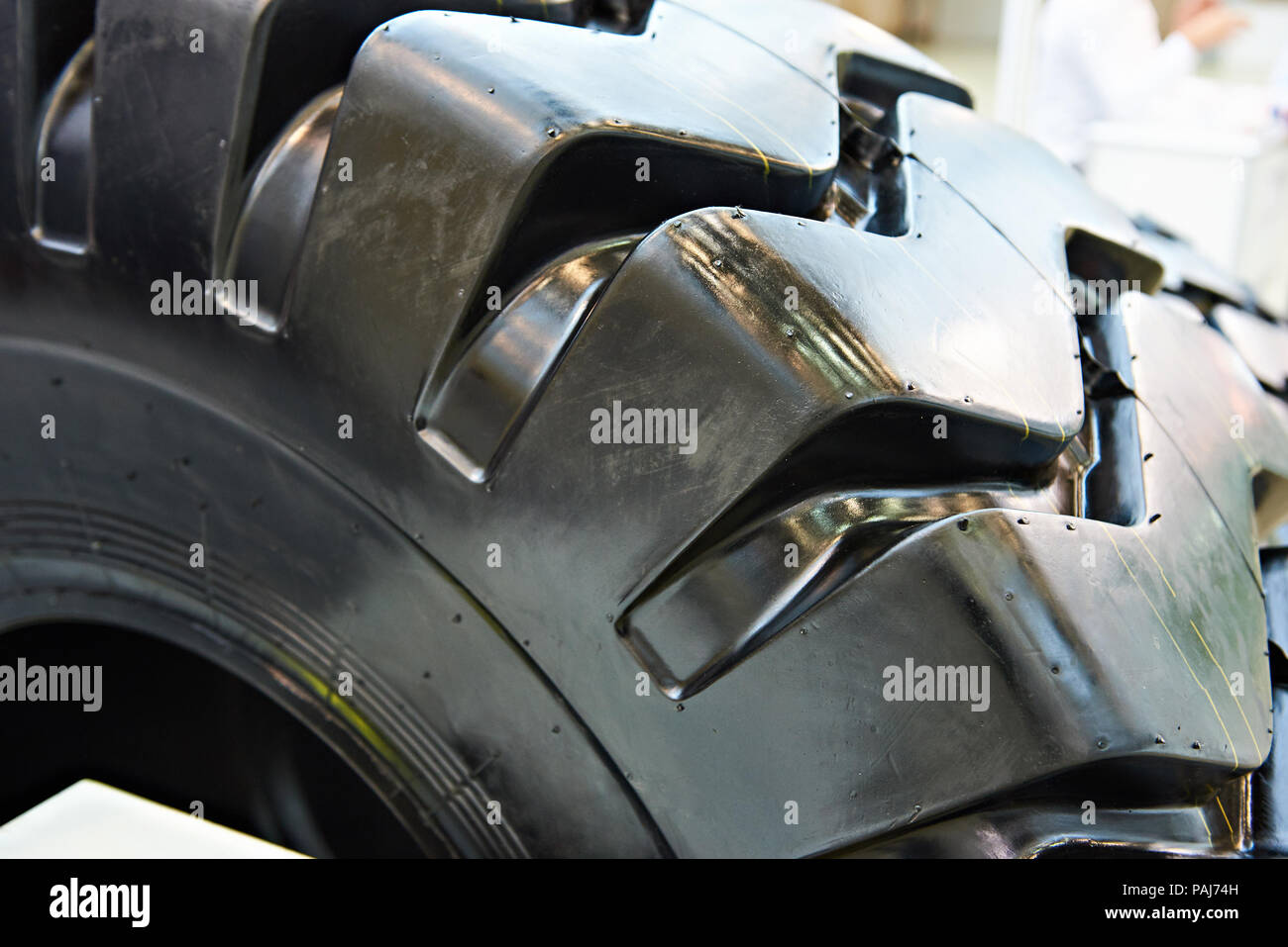Reifen für den Traktor in Store Stockfoto