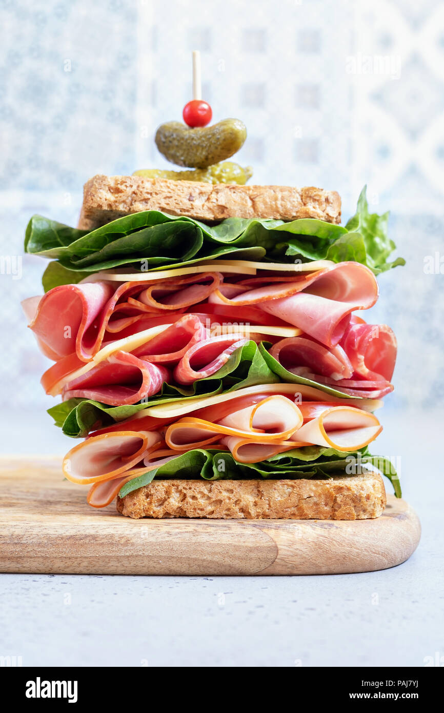 Big Sandwich mit Schinken, Wurstwaren und Gemüse Stockfoto