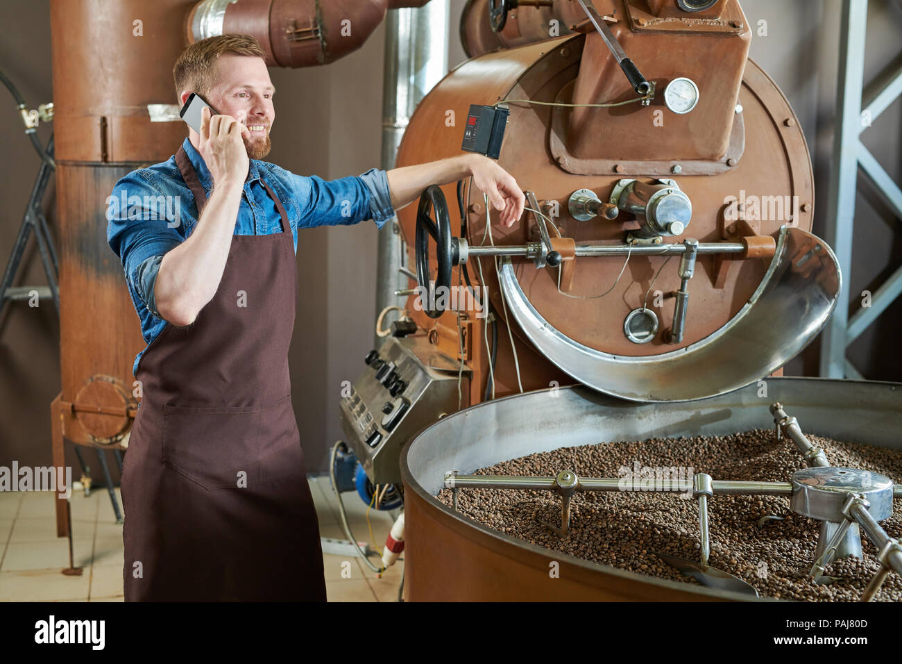 Moderne Barista Sprechen per Telefon Stockfoto
