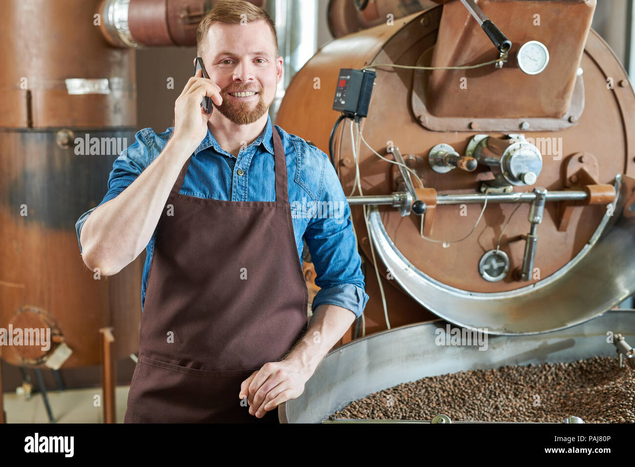Barista Sprechen per Telefon Stockfoto