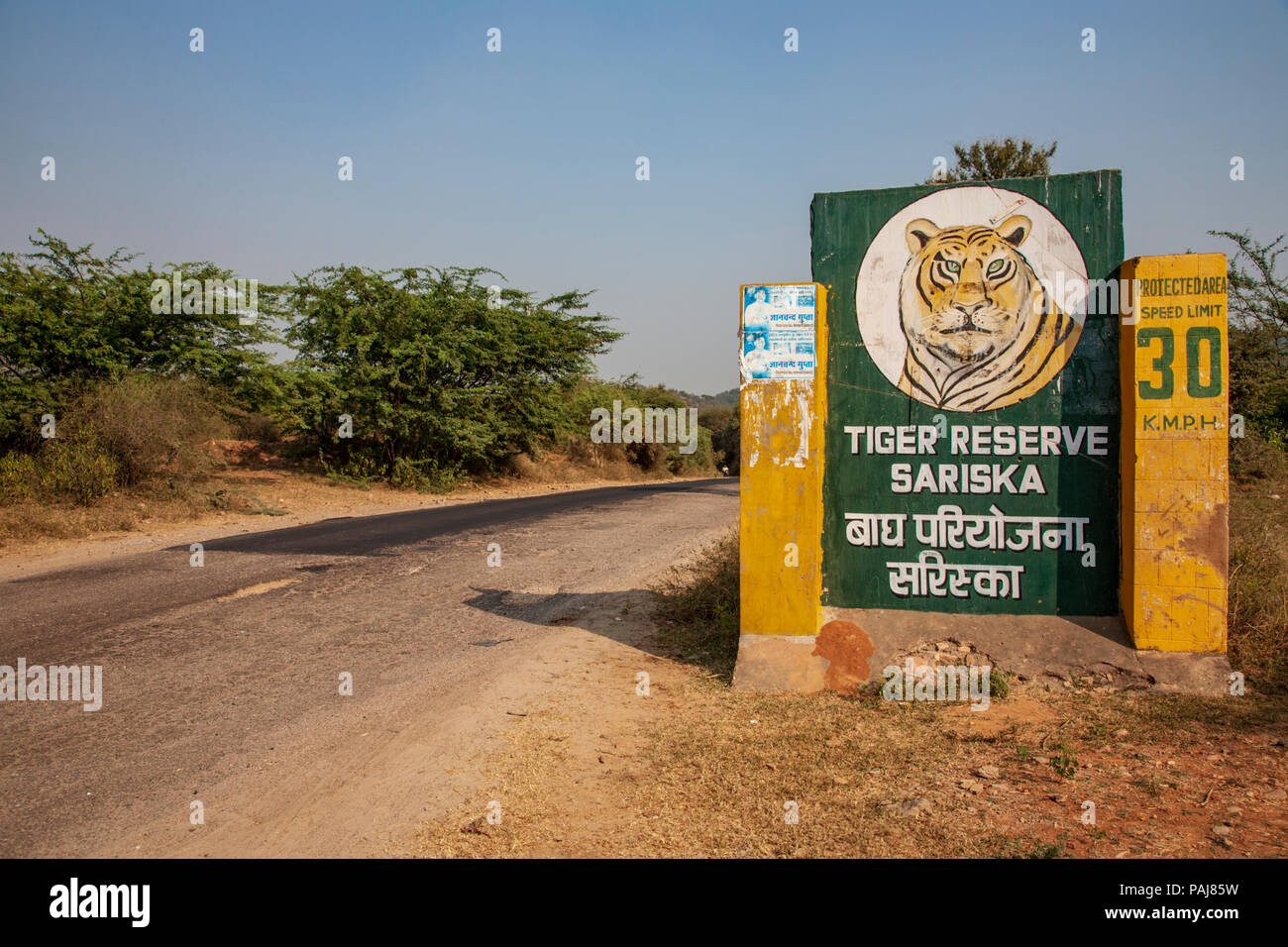 Der Eingang zum Sariska Tiger Reserve, Rajasthan, Indien Stockfoto