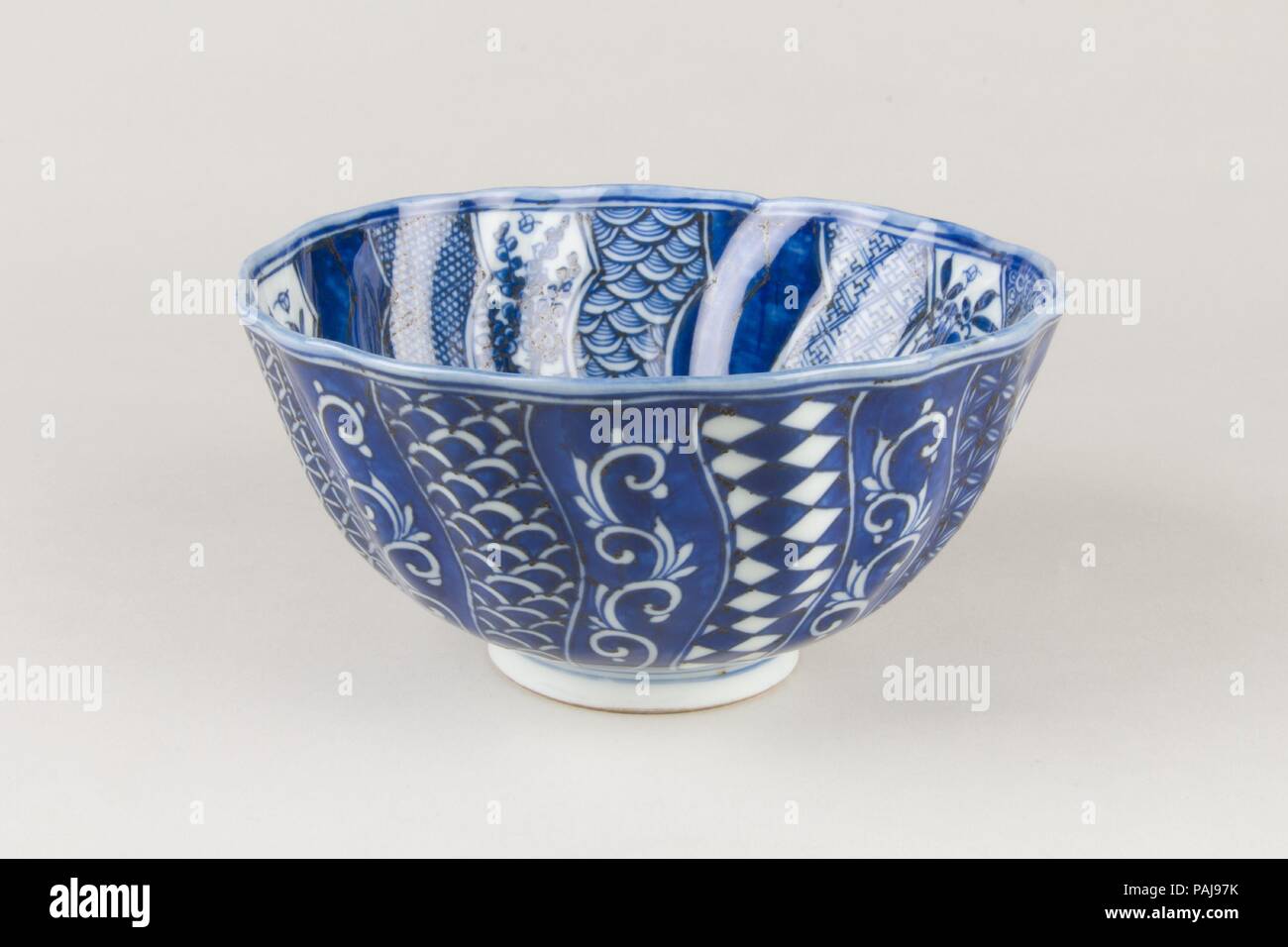 Schüssel. Kultur: China. Abmessungen: H. mit 3 3/4 in. (9,5 cm); Durchm. 7 3/8 in. (18,7 cm). Museum: Metropolitan Museum of Art, New York, USA. Stockfoto