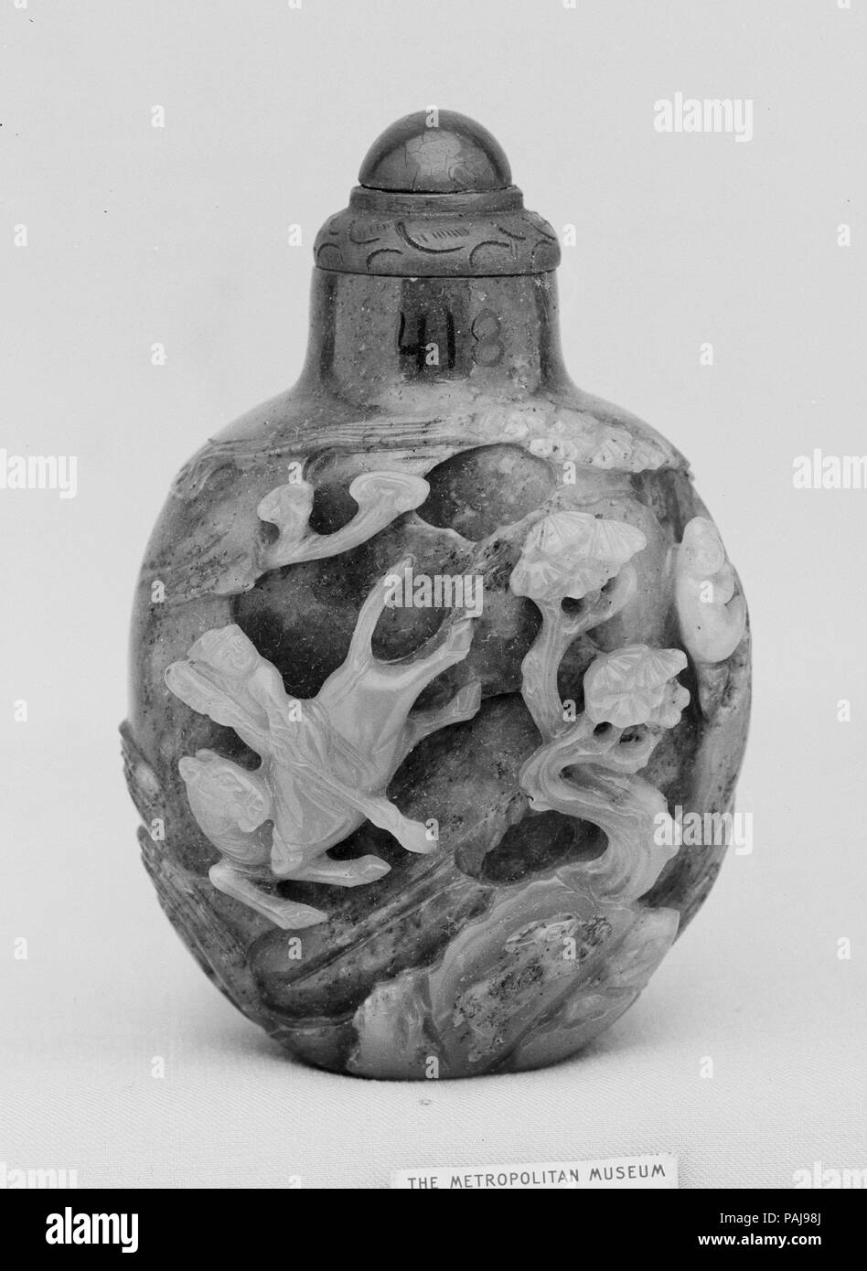 Schnupftabak Flasche mit Stopfen. Kultur: China. Abmessungen: H. inkl. Top 2 7/8 in. (7,3 cm); H. w/o Top 2 3/8 in. (6 cm); W. 1 7/8 in. (4,8 cm); D.1 1/4 in. (3.2 cm). Museum: Metropolitan Museum of Art, New York, USA. Stockfoto