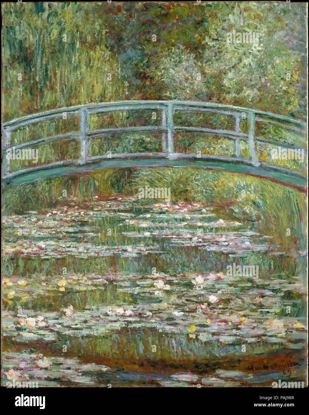 Brücke über einen Teich mit Seerosen. Künstler: Claude Monet (Französisch, Paris 1840-1926 Giverny). Abmessungen: 36 1/2 x 29 in. (92,7 x 73,7 cm). Datum: 1899. Im Jahr 1893, Monet, ein leidenschaftlicher Gärtner, gekaufte Grundstück mit einem Teich in der Nähe von seinem Haus in Giverny, mit der Absicht, etwas zu "Für das Vergnügen der Augen bauen und auch für die Motive zu malen." Das Ergebnis war seine Seerosen Garten. 1899 begann er eine Reihe von 18 Blick auf den Holzsteg über den Teich, Abschluss 12 Gemälde, darunter auch dem vorliegenden, dass Sommer. Die vertikalen Format des Bildes, in dieser Serie ungewöhnlich, gibt Stockfoto