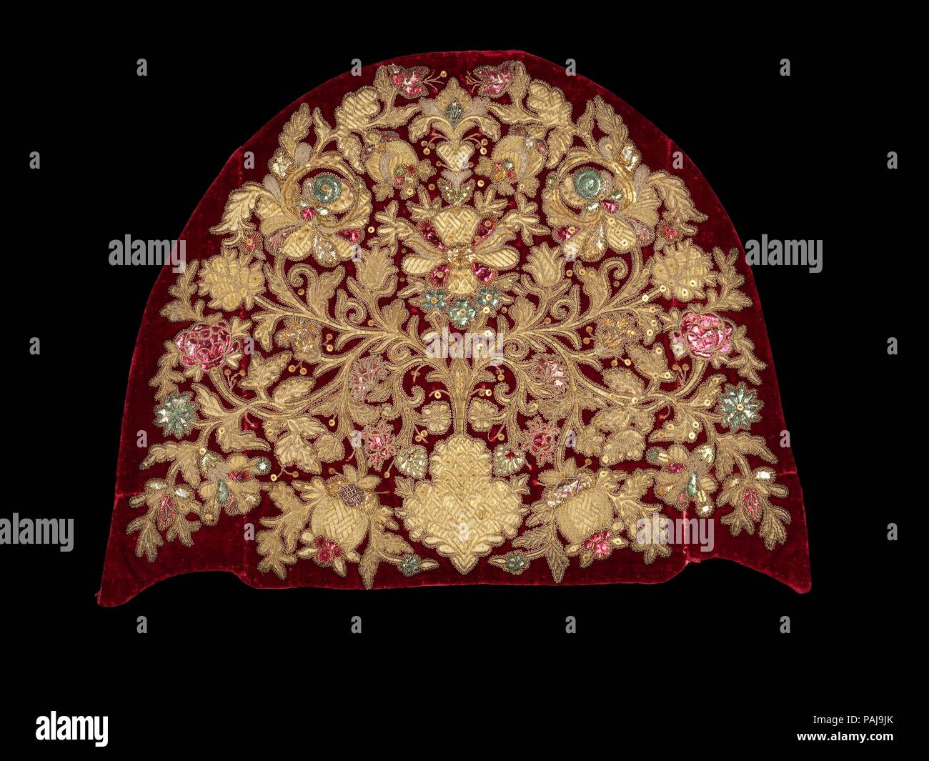 Kopfschmuck. Kultur: Russisch. Datum: 4. Quartal 18. Dieses Objekt wird aus der Sammlung von Natalia de Shabelsky (1841-1905), eine russische Adlige gezwungen, zu bewahren, was Sie als The vanishing Volkskunst und Traditionen ihrer Heimat wahrgenommen. Ausgedehnten Reisen in ganz Russland, sammelte sie viele gute Beispiele für textile Kunst der wohlhabenden Bauernstandes. Von 1870 bis 1902 nach Frankreich ziehen, Shabelsky eine große Sammlung von Aufwändig bestickte Hand angesammelt - gewebt, Heimtextilien und opulente Festival Kleider mit reicher Dekoration und aufwendigen Motiven. Th Stockfoto