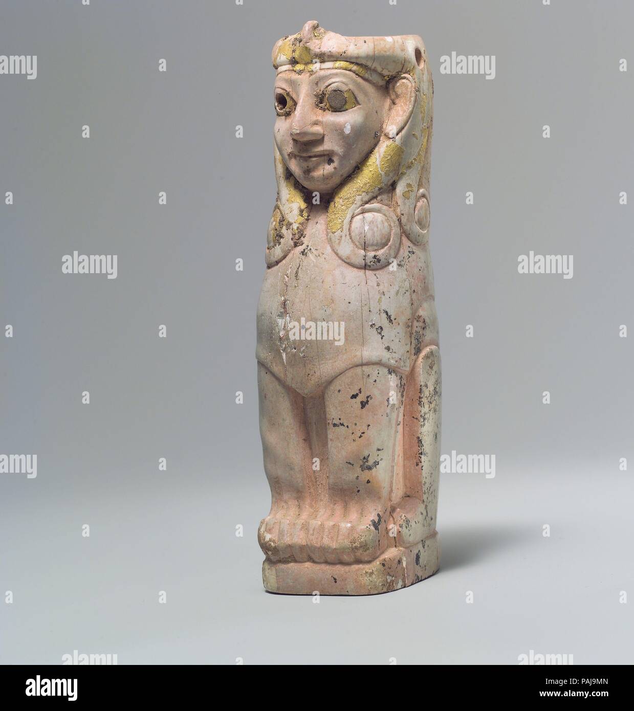 Möbel Support: weibliche Sphinx mit Hathor Stil locken. Kultur: Alte Assyrische Handel Kolonie. Abmessungen: H.5 x W. 4 1/8 in. (12,7 x 10,4 cm). Datum: Ca. 18. Jahrhundert v. Chr.. Um 1900 v. Chr., Händler aus dem Norden der mesopotamischen Stadt Ashur etablierten karums, oder 'mKolonien erchants', 'Bei einer Anzahl der Zentralanatolischen Städten, darunter die Website der Acemhöyük. Assyrische Kaufleute in einem eingeschränkten Bereich dieser Städte, Handel mit Textilien und Zinn aus Südosten für Silber gelebt, aber unter der Herrschaft der Könige. Acemhöyük ist ein großer Hügel südlich von Ankara in der Nähe der Türkischen t entfernt Stockfoto