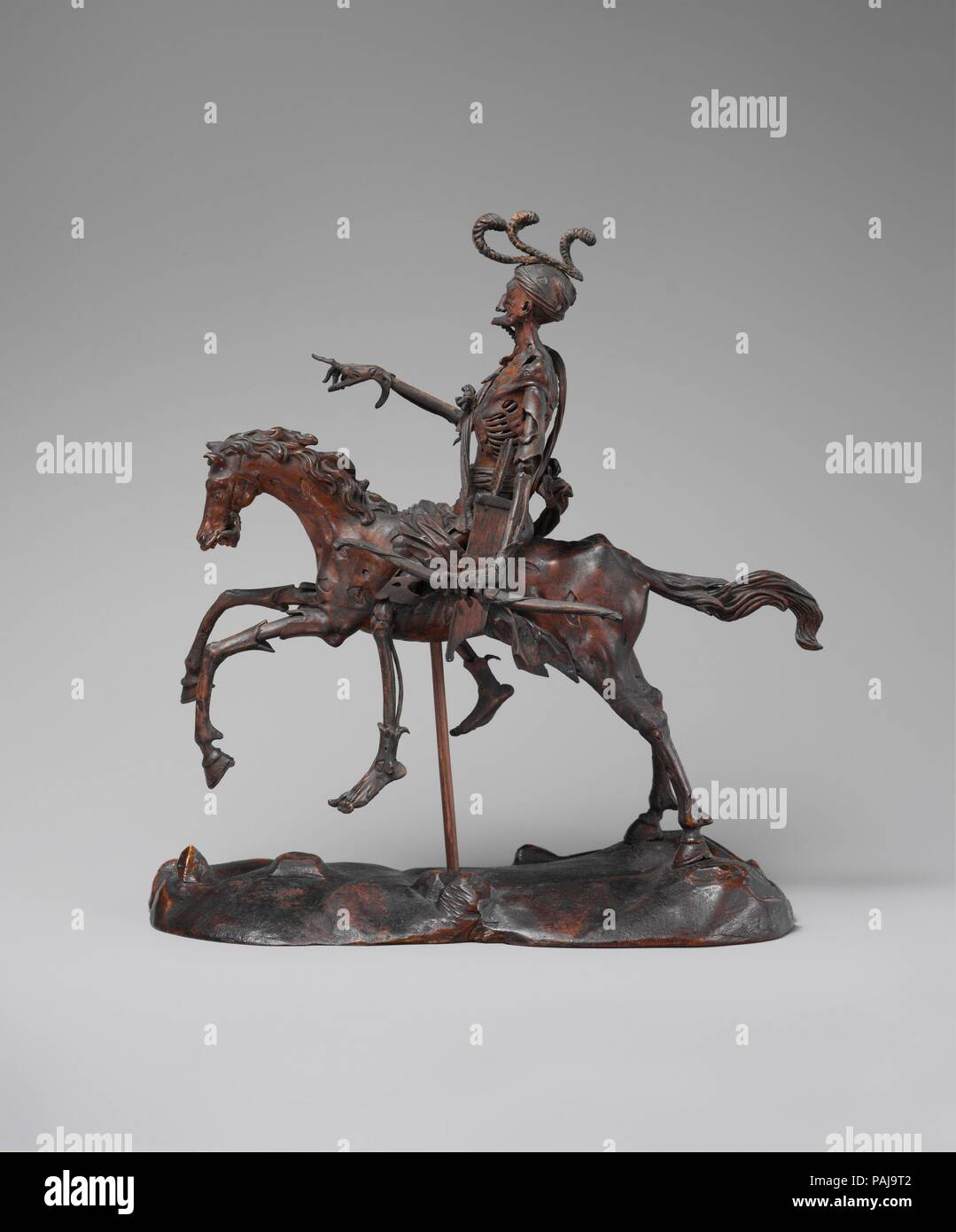 Der Tod. Kultur: Deutsch. Abmessungen: Insgesamt: 12 1/8 x 11 1/2 in. (30,8 × 29,2 cm). Datum: Mitte des 17. Jahrhunderts. Geschnitzten Bildern des Todes geschätzt wurden Artikel im sechzehnten und siebzehnten Jahrhundert Sammler Schränke. Die meisten waren aus Holz, Elfenbein Versionen bekannt sind. Sie beziehen sich auf die künstlerische Auseinandersetzung mit dem Tod im späten Mittelalter und der Renaissance. Die naturalistische Posen, Gesten und Bewegung der Tuchfabrik Datum diese Gruppe in die Mitte des siebzehnten Jahrhunderts; in der Tat, die Zusammensetzung erinnert an eine Radierung von 1663 von Stefano Della Bella (MMA Drucken Abteilung 68.736.1.). Die Gruppe ist auf geschnitzten Stockfoto