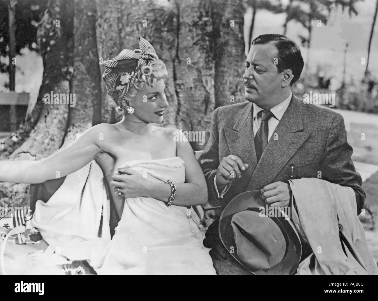 Wochenend im Paradies, alias: Liebe im Finanzamt, Deutschland 1952, Regie: Kurt Hoffmann Darsteller: Karin Jacobsen, Paul Dahlke Stockfoto