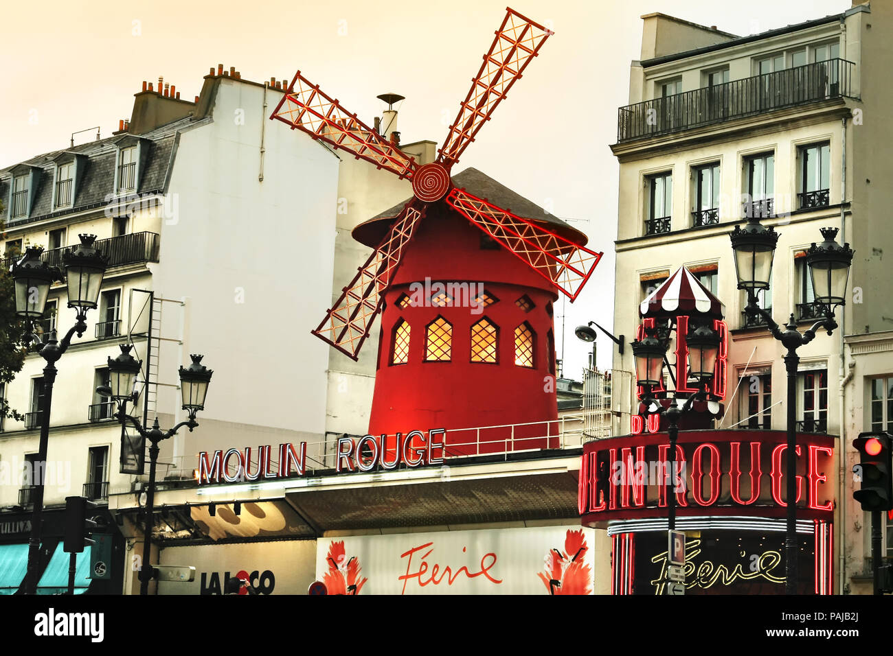 PARIS, Frankreich - Oktober 05, 2008: Moulin Rouge und Street View in Paris. Es ist das meistbesuchte bezahlt Monument der Welt mit jährlich 250 Millionen Besucher. Stockfoto