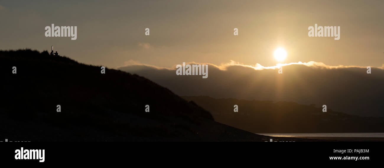 Sonnenuntergang auf Porthkidney Strand mit Blick auf die rnli Hütte und St. Ives Harbour Stockfoto