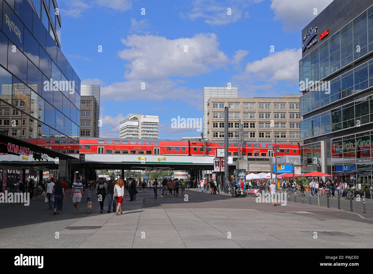 BERLIN - Juli 26: Alexanderplatz in der Abenddämmerung. Stockfoto