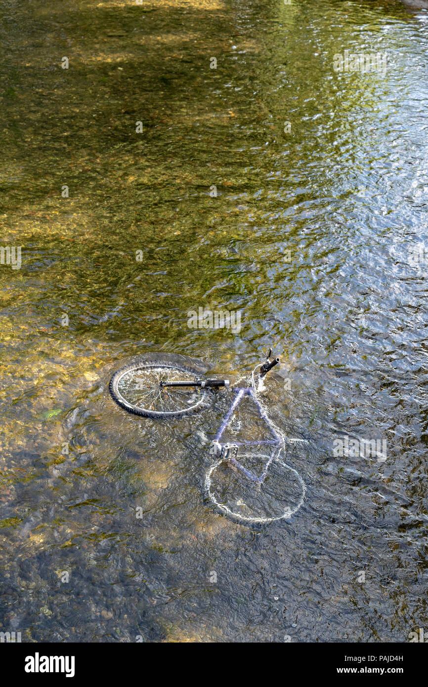 Fahrrad in den Fluss geworfen Stockfoto