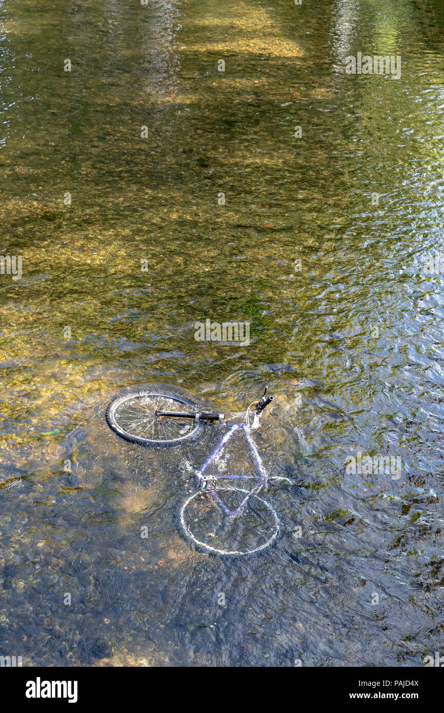 Fahrrad in den Fluss geworfen Stockfoto