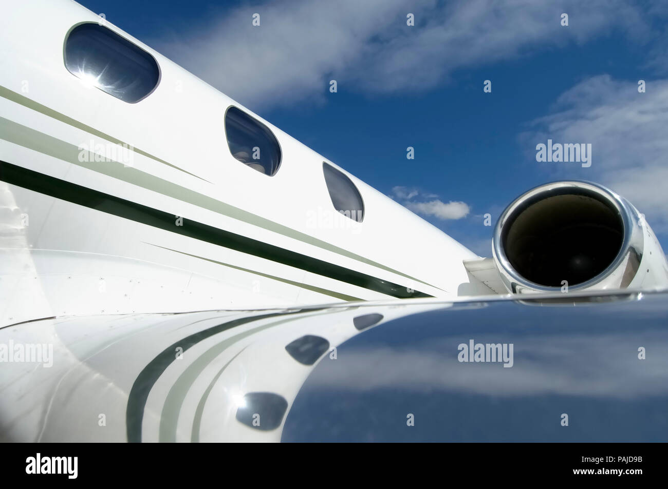 Rumpf, cheatlines und Windows Reflexion im Flügel mit der Jet Engine hinter Stockfoto