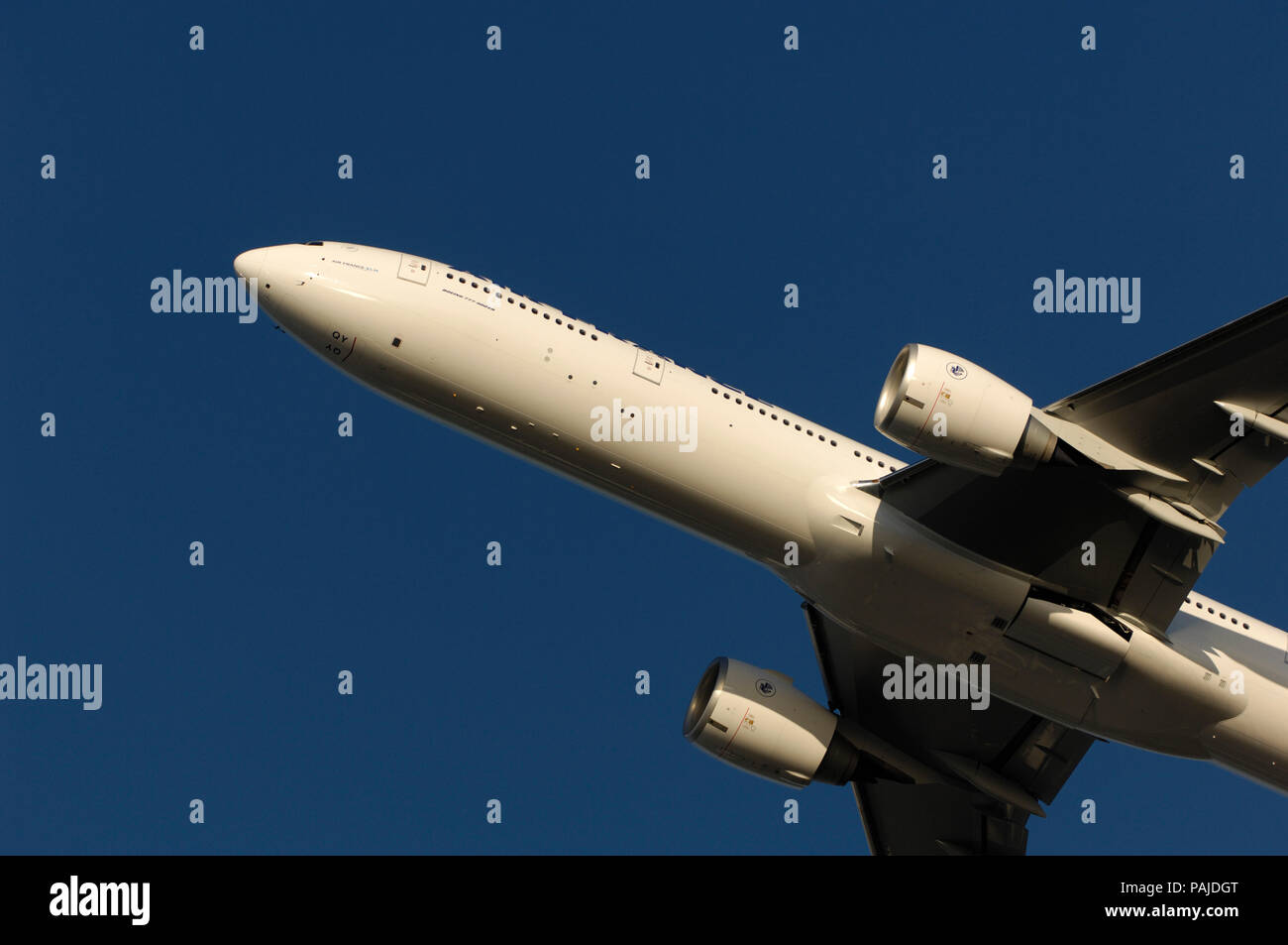 Motoren und die Nase von einem Air France Boeing 777-300Flying enroute. Teil des besonderen Boeing 7-Serie airliner Kunden airshow Feiern auf t Stockfoto