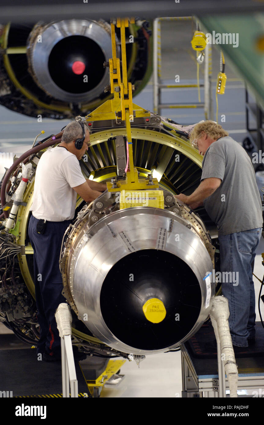 Die entwicklungsingenieure von CFM--56-7 Motor auf dem Produktions-linie Stockfoto