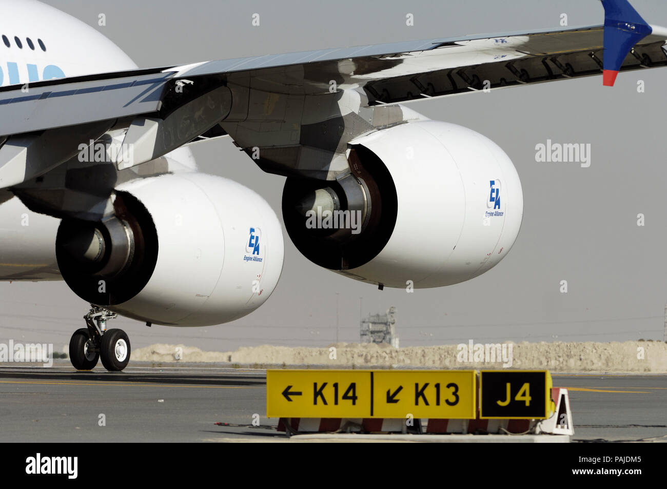 Die Flügel und Triebwerke des Airbus A380-800 auf der Dubai Airshow 2007 rollen letzten Rollweg Zeichen Stockfoto