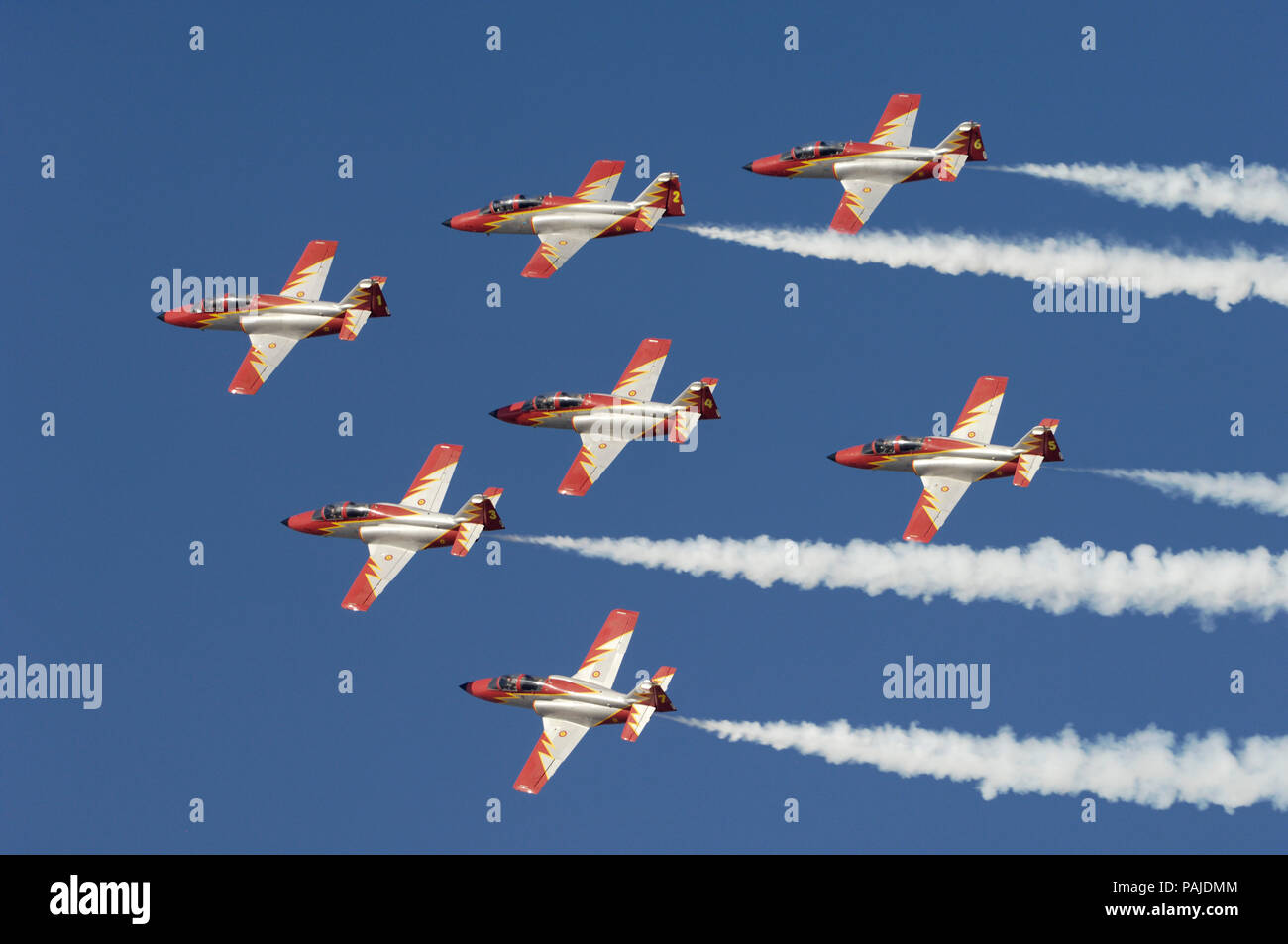 CASA C-101 EB Aviojets von Spanien - Air Force Patrulla Aguila Acrobatica im Formationsflug mit Rauch bei der Dubai Airshow 2007 Stockfoto