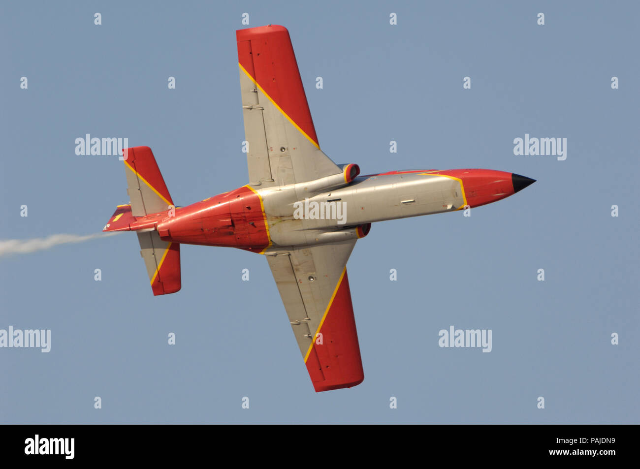 Spanien Air Force Patrulla Aguila Acrobatica Casa C 101 Aviojet Eb Fliegen Mit Dem Rauch Auf Der Dubai Airshow 07 Stockfotografie Alamy