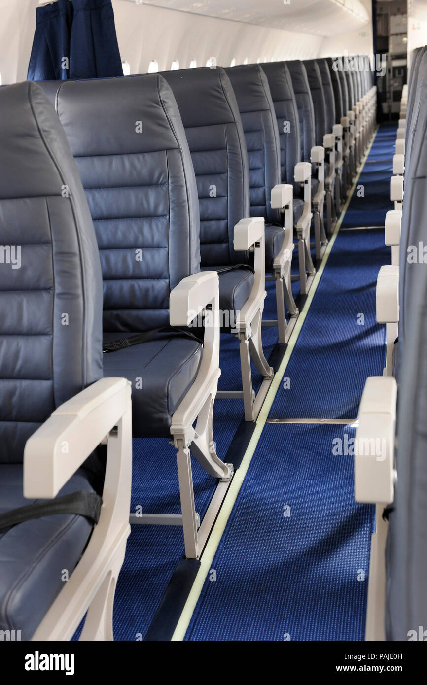 Gang und Armlehnen aus leeren Innenraum sitze auf AirBaltic Bombardier DHC-8-Q400 der nächsten Generation in der statischen - Anzeige geparkt am Singapore-Air Stockfoto