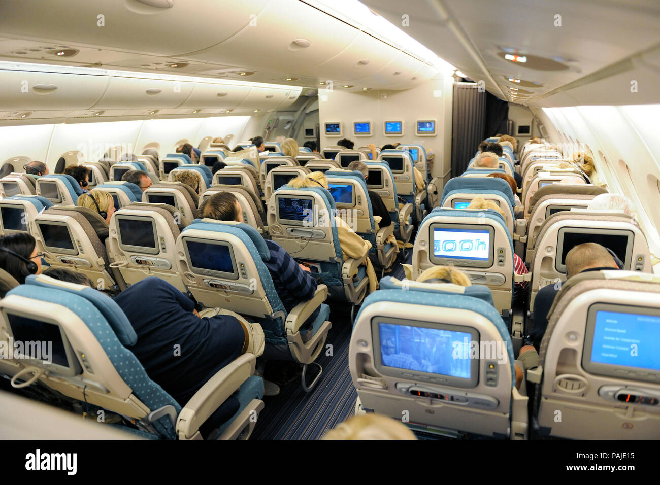 Passagiere in der Economy Class Sitzen - Sitze von der Singapore Airlines SIA Airbus A380-800 0806SÜNDE-Linksseitiger Umkehrhebel, Flugnummer SQ322 Stockfoto