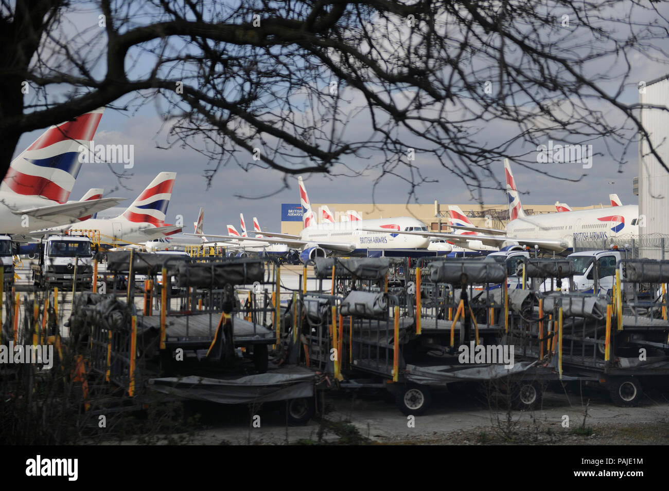 Karren und Buchsen mit British Airways Boeing 767-300ER und Airbus A320 hinter während des Streiks, die von British Airways cabin geparkt - Begleiter der U Stockfoto