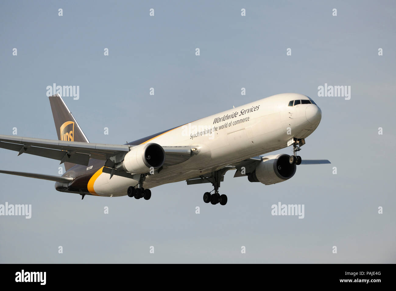 UPS Boeing 767-300 Frachter auf Finale-Ansatz Stockfoto