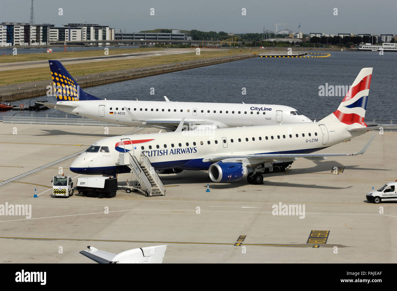 British Airways BA CityFlyer Embraer 190 mit Lufthansa Cityline Embraer 190 Geparkt hinter Rollens am London City Stockfoto