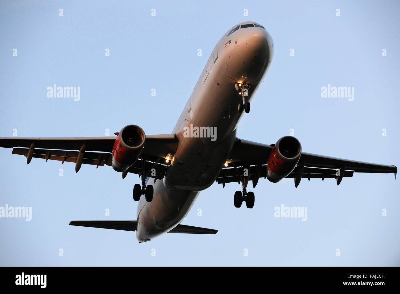 SAS Airbus A321 auf Final-Ansatz zum Flughafen Heathrow Stockfoto