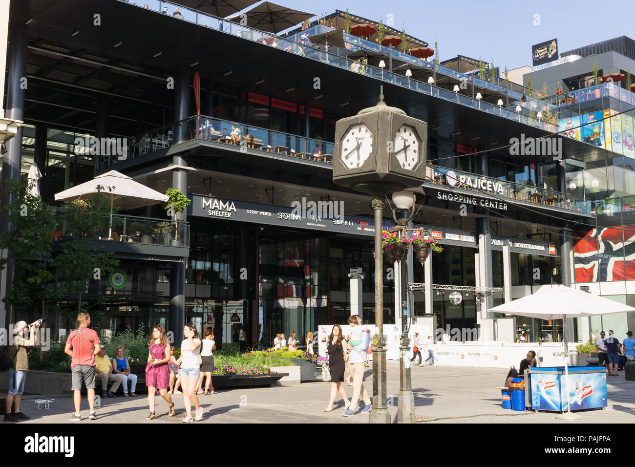 Shopping Mall bei Rajiceva street in Belgrad, von Knez Mihajlova Straße aus gesehen. Serbien. Stockfoto