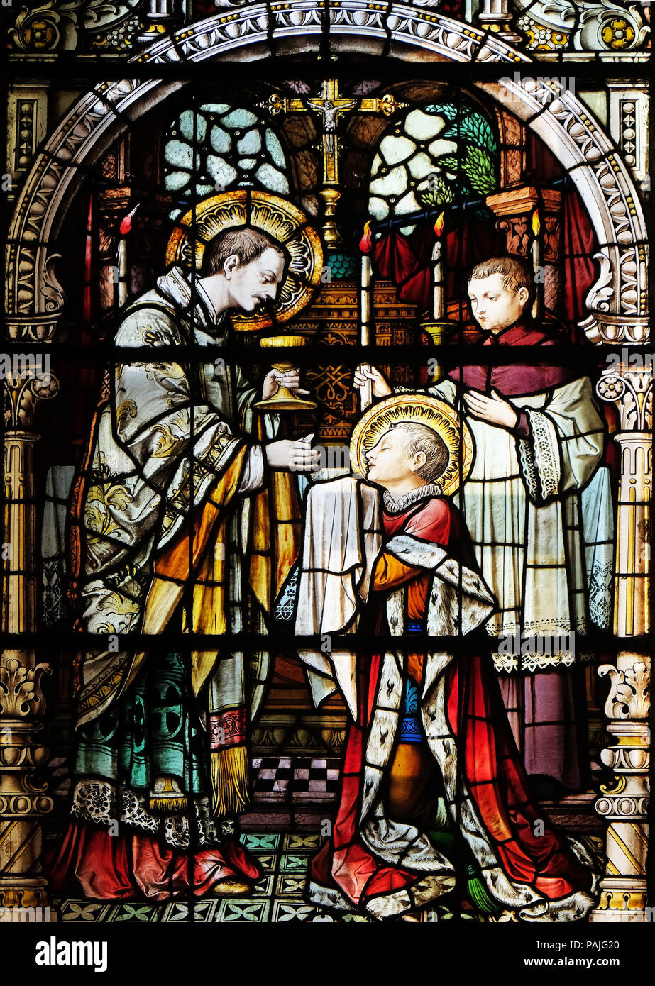 Saint Aloysius ist seine erste Gemeinschaft vom Heiligen Karl Borromäus, Glasfenster in der Kirche von St. Martin in Zagreb, Kroatien. Stockfoto