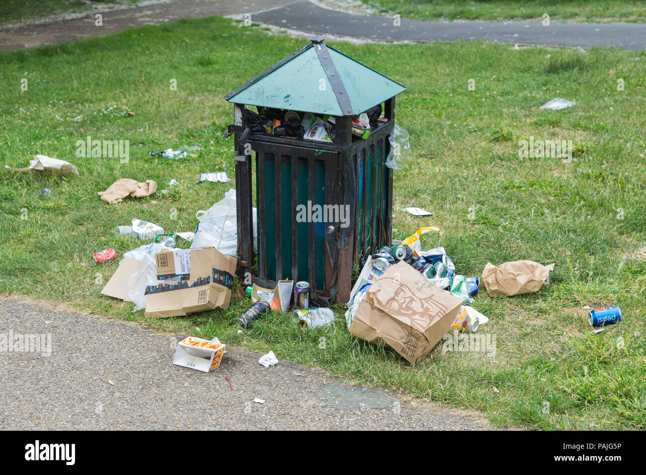 Eine städtische Mülleimer überfüllt mit Wurf von der Öffentlichkeit an  einem Sommertag in Finsbury Park, North London Stockfotografie - Alamy