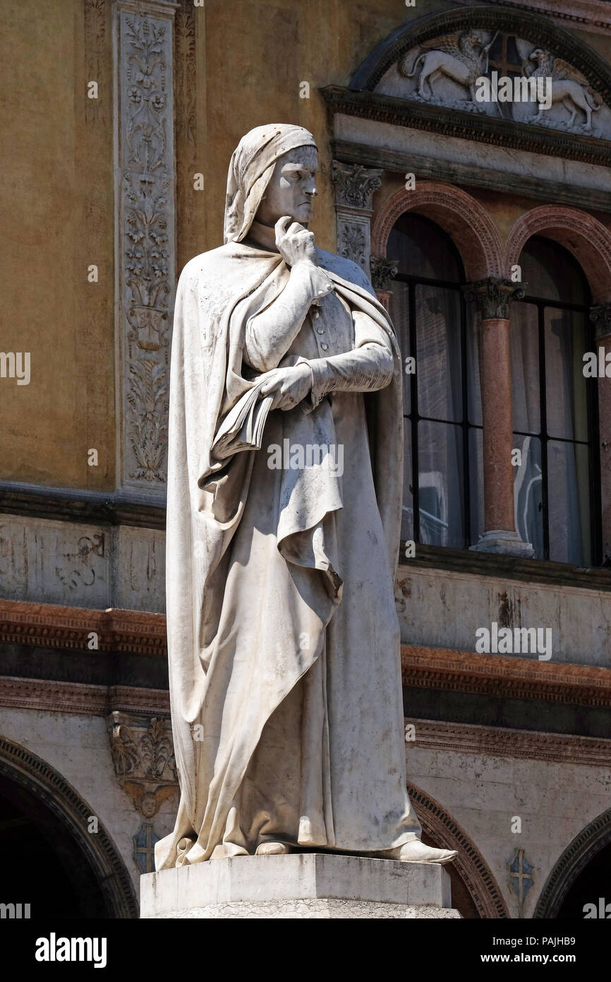 Dante Alighieri Statue an der Piazza dei Signori in Verona, Italien Stockfoto