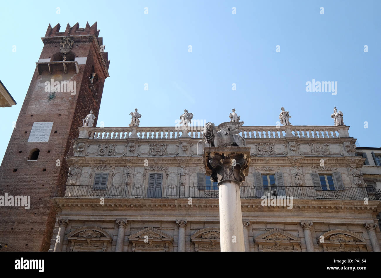 Piazza delle Erbe der Marktplatz mit der barocken Palazzo Maffei in Verona, Italien Stockfoto