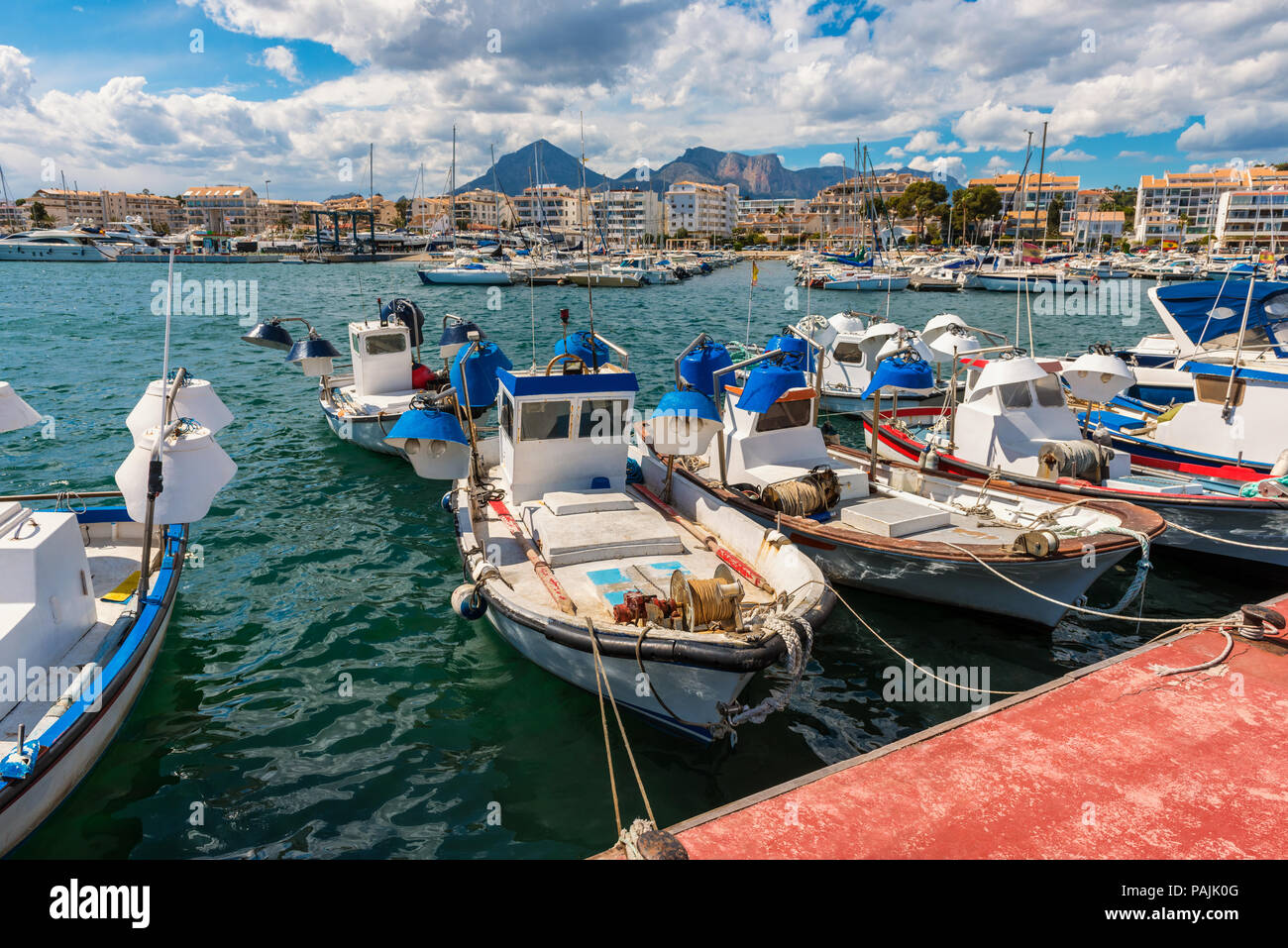Fischerboote und Marina in Altea, Costa Blanca, Spanien im Frühling Stockfoto