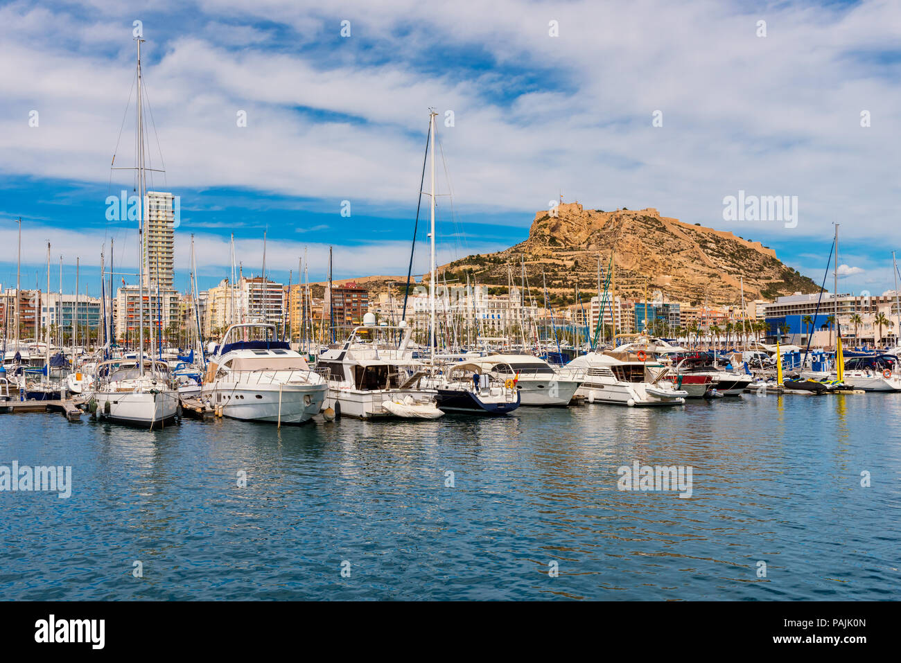 Marina und Skyline von Alicante, Costa Blanca, Spanien im Frühling Stockfoto