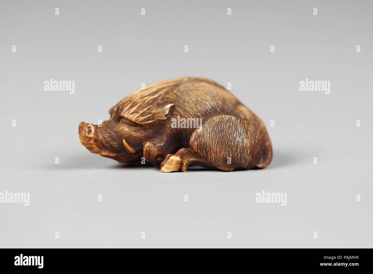 Netsuke von Eber. Kultur: Japan. Abmessungen: H. 3/4 in. (1,9 cm); W. 1 7/8 in. (4,8 cm); D.1. (2,5 cm). Datum: 19. Museum: Metropolitan Museum of Art, New York, USA. Stockfoto