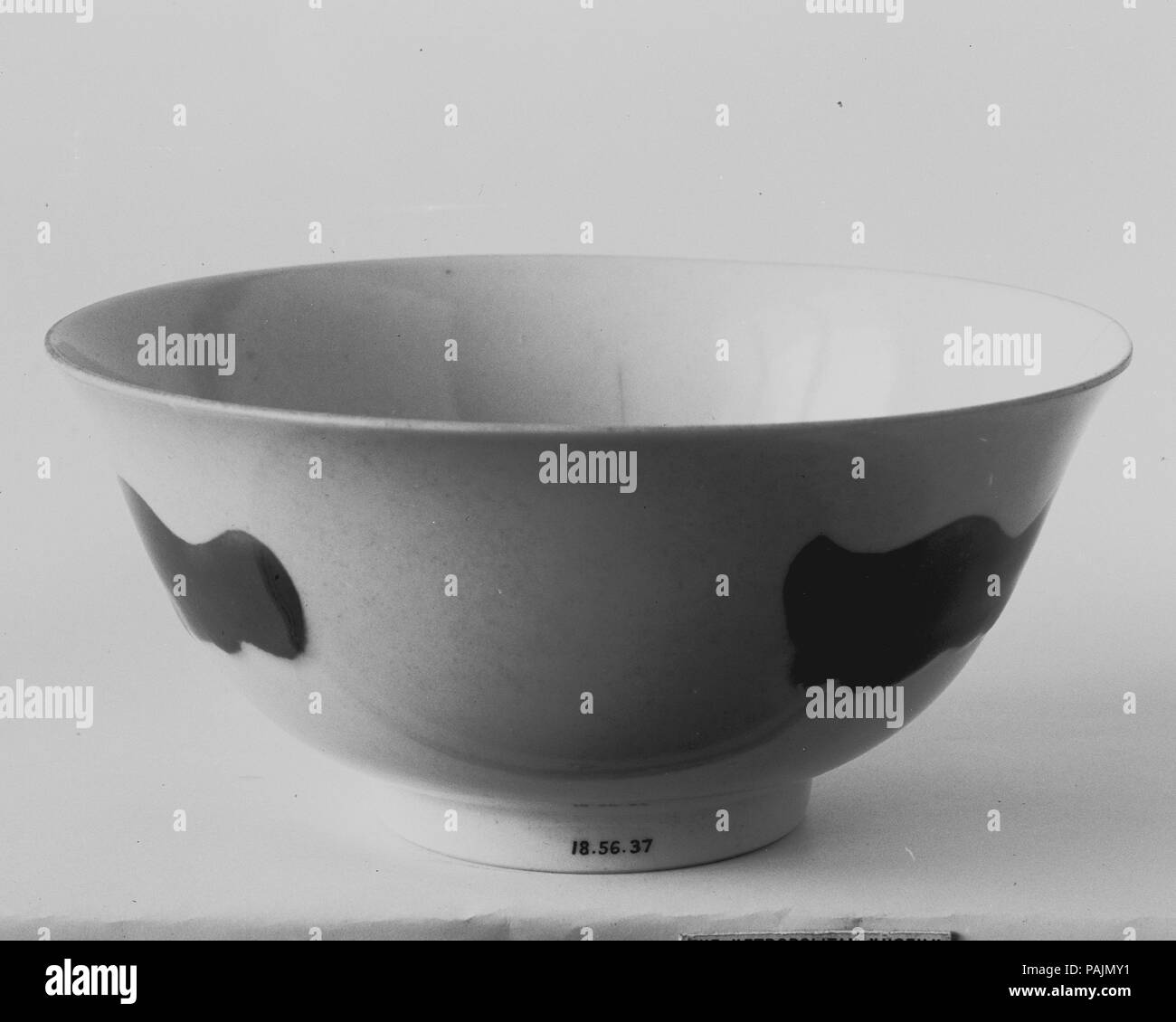 Schüssel. Kultur: China. Abmessungen: H. 3 1/4 in. (8,3 cm); Durchm. Von rim: 6 7/8 in. (17,5 cm); Durchm. Der Fuß: 2 7/8 in. (7,3 cm). Museum: Metropolitan Museum of Art, New York, USA. Stockfoto