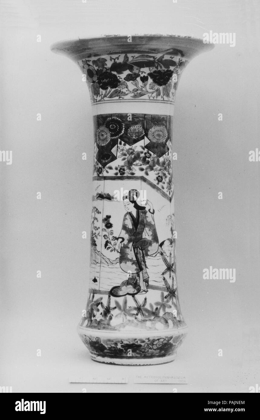 Vase mit einem städtischen Schönheit. Kultur: Japan. Abmessungen: H.24 cm. (62,2 cm); Durchm. 12 5/8 in. (32,1 cm). Datum: Ca. 1700. Im siebzehnten Jahrhundert, als Städte wie Tokio und Kyoto florierte, ein neues Ideal der weiblichen Schönheit machte sich mit der schönen und elegant gekleidete Frauen der "fließenden Welt" - ein Euphemismus für das Vergnügen, Quartalen, die auch für ihre Theater und Puppenspiel bekannt waren. Museum: Metropolitan Museum of Art, New York, USA. Stockfoto